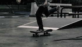 bbin体育-十五连败压垮传奇？莱万沉默背影下，TL教练站在悬崖边缘